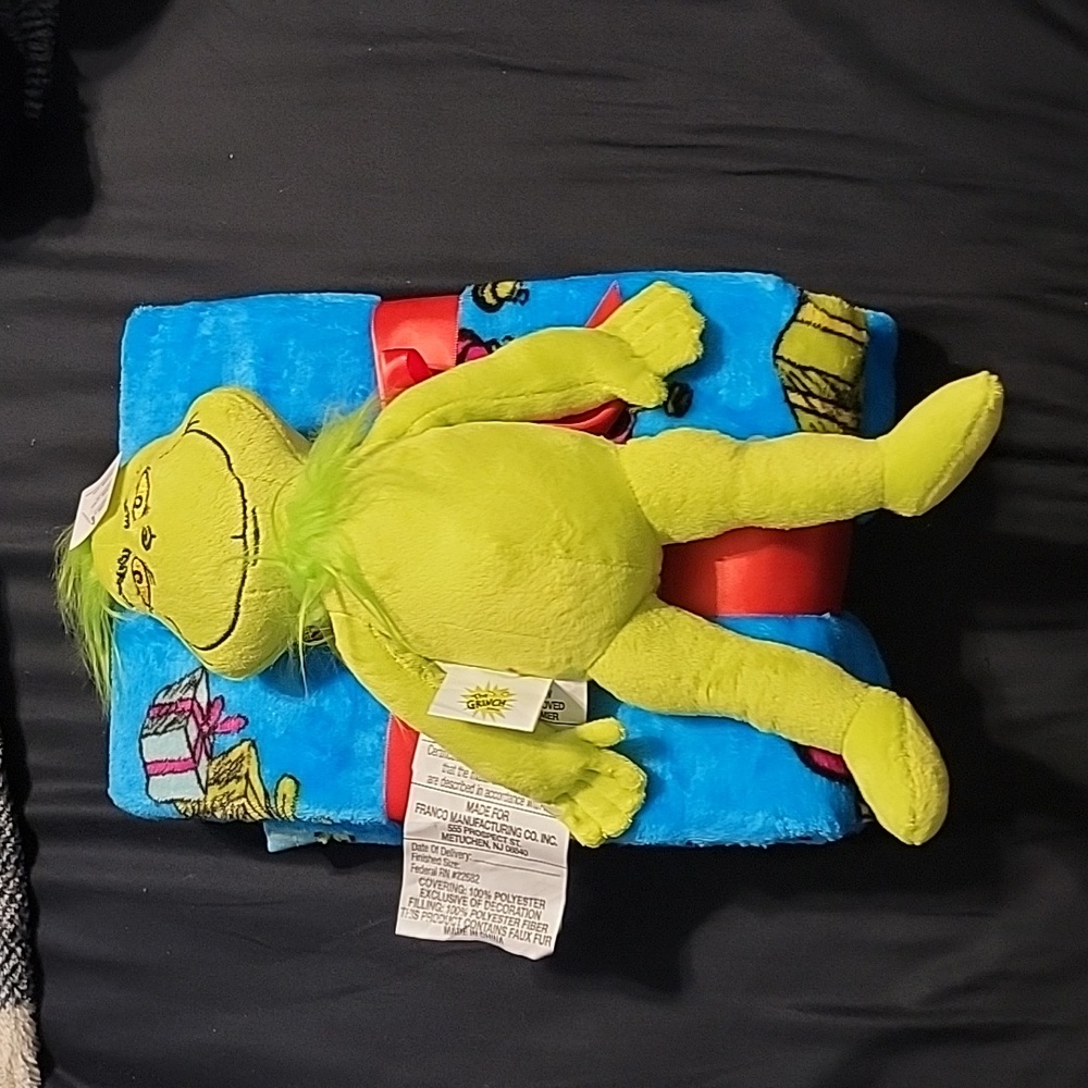NWT The Grinch hugger and throw set